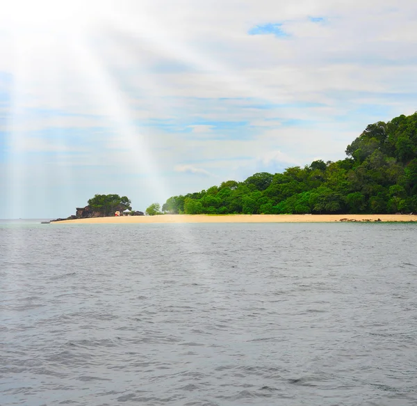 Praia tropical ensolarada na ilha — Fotografia de Stock