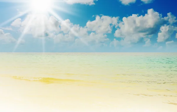 Zonnige tropisch strand op het eiland — Stockfoto