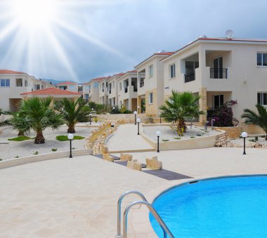 House havuzu ile palmtrees