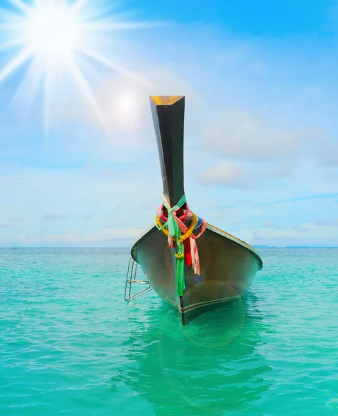 Longtail vene merellä trooppinen ranta — kuvapankkivalokuva