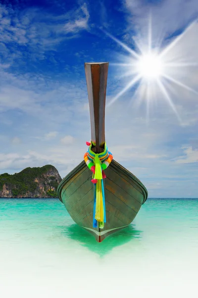 Longtail boat on the sea tropical beach — Stock Photo, Image