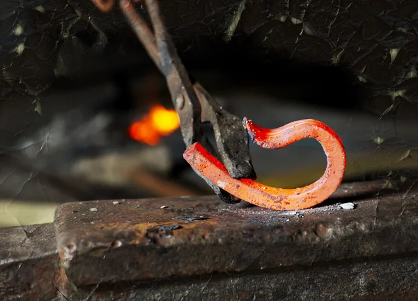 Glühendes Element in der Schmiede — Stockfoto