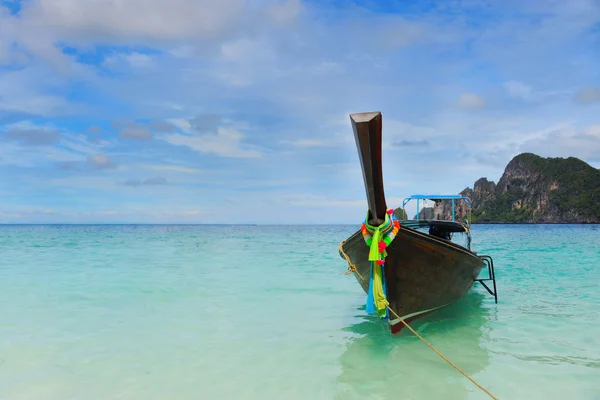 Longtail boat on the sea tropical beach — Stock Photo, Image