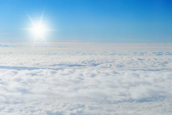 Blå Solrig himmel med skyer - Stock-foto