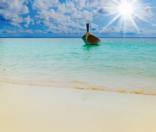 Longtail boat on the sea tropical beach — Stock Photo, Image