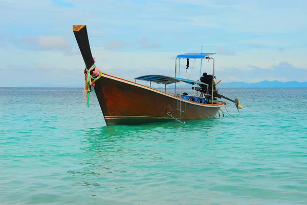 海の熱帯のビーチでロングテール ボート — ストック写真