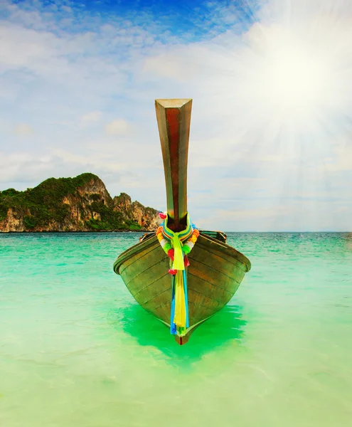 Barco de cola larga en la playa tropical del mar — Foto de Stock