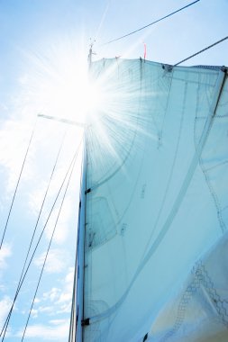 Açık denizde bir yat.