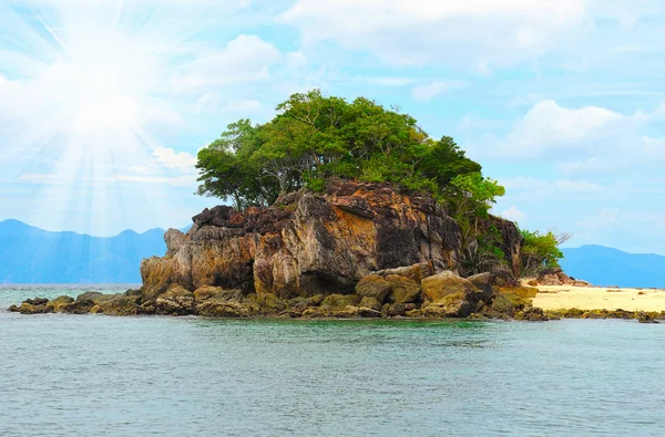 Playa tropical soleada en la isla — Foto de Stock