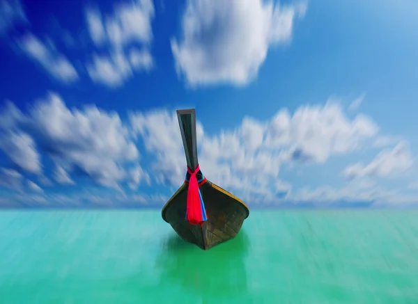 Longtail båt på den tropiska stranden — Stockfoto
