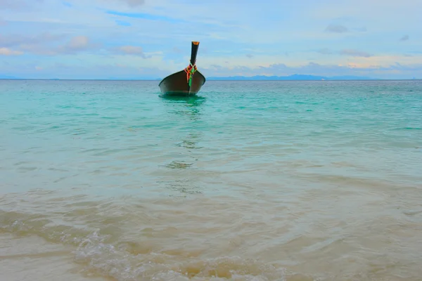 Longtail łodzi na tropikalnej plaży — Zdjęcie stockowe