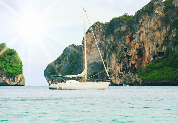 Yacht i det öppna havet — Stockfoto