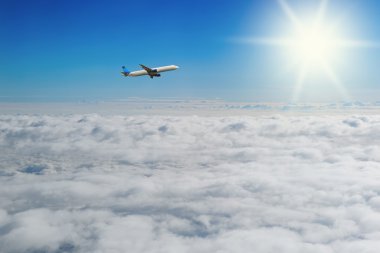 Bulutlu mavi güneşli gökyüzü