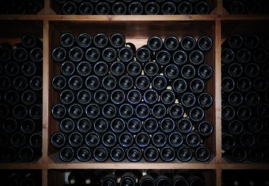 eski şişe kırmızı şarap