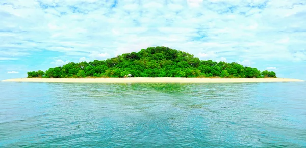 Sunny spiaggia tropicale sull'isola — Foto Stock