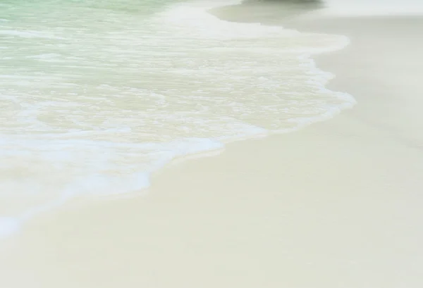 Soliga tropisk strand på ön — Stockfoto