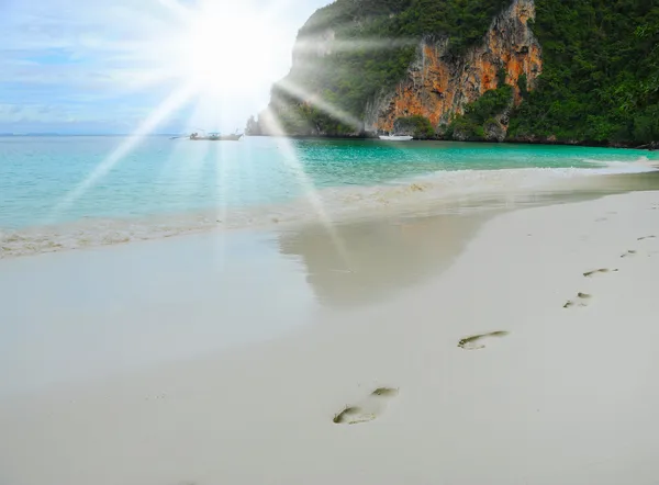 Trail barefoot voeten in het zand — Stockfoto