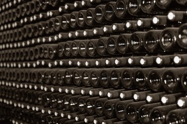 eski şişe kırmızı şarap