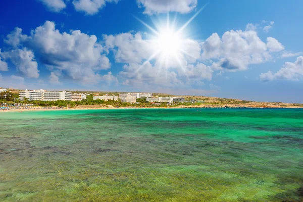 Sunny tropical beach on the island — Stock Photo, Image