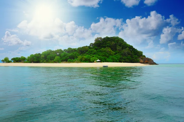 Sonniger tropischer Strand auf der Insel — Stockfoto