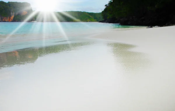 Plage tropicale ensoleillée sur l'île — Photo