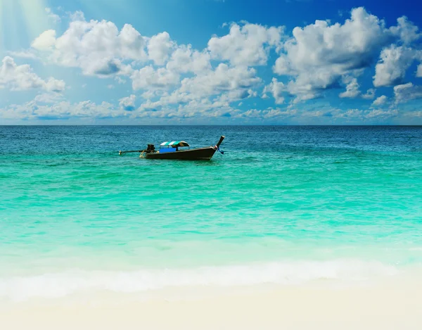 Longtail boot op de zee tropisch strand — Stockfoto