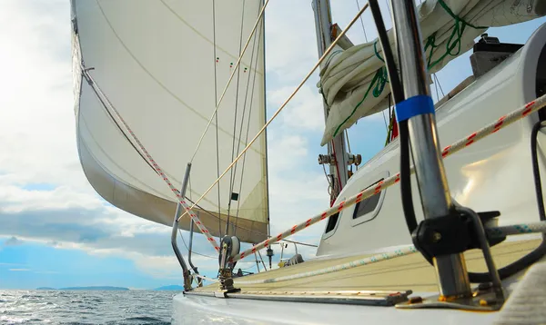 Yacht i det öppna havet — Stockfoto