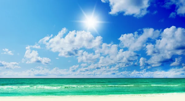 Plage tropicale ensoleillée sur l'île — Photo