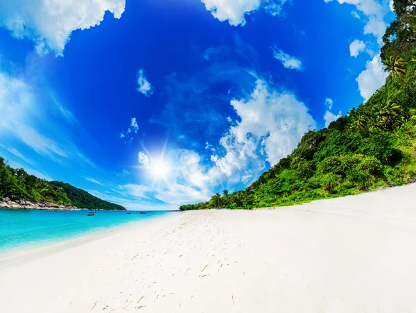 Тропический пляж на острове рай — стоковое фото