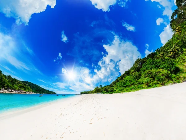 Tropisch strand op het eiland paradijs — Stockfoto