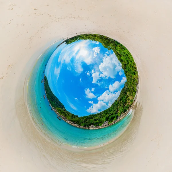 Schöner sonniger Strand in Form des Planeten — Stockfoto