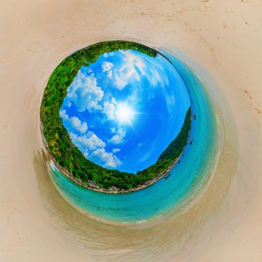 gezegen şeklinde güzel güneşli bir plaj