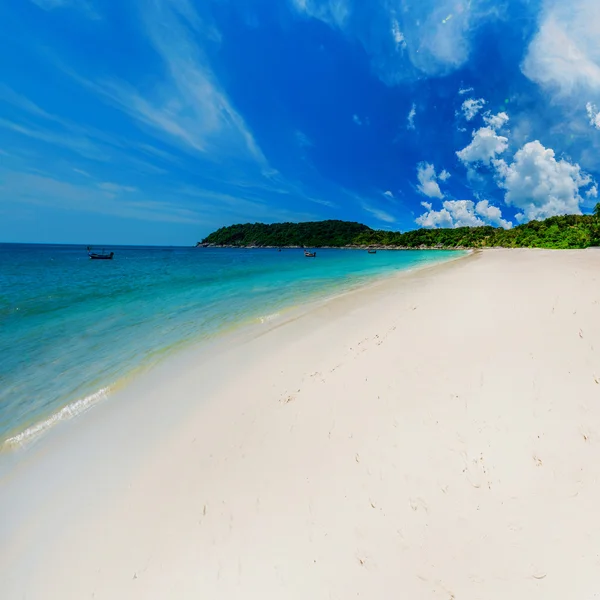 Adada güzel güneşli tropikal plaj — Stok fotoğraf