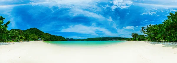 Belle plage tropicale ensoleillée sur l'île paradisiaque — Photo