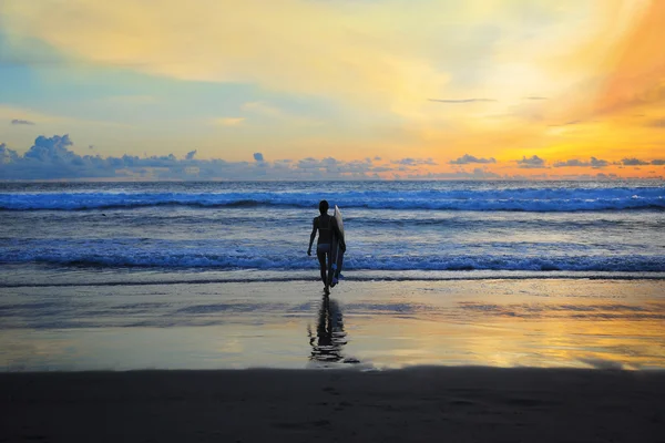 Surfer met bord — Stockfoto