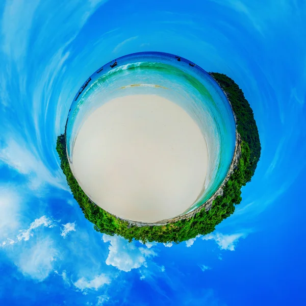 Praia ensolarada bonita na forma do planeta — Fotografia de Stock