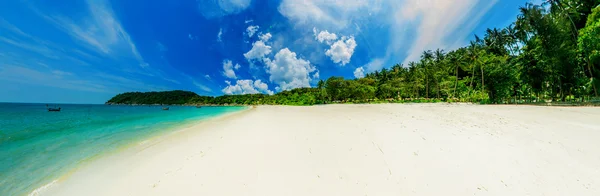 Praia tropical ensolarada bonita — Fotografia de Stock