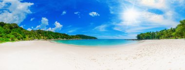 güneşli tropikal plaj