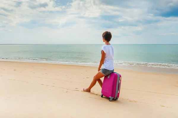 Woman with suitcase — Stock Photo, Image