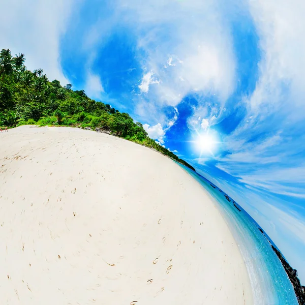 Spiaggia tropicale soleggiata — Foto Stock