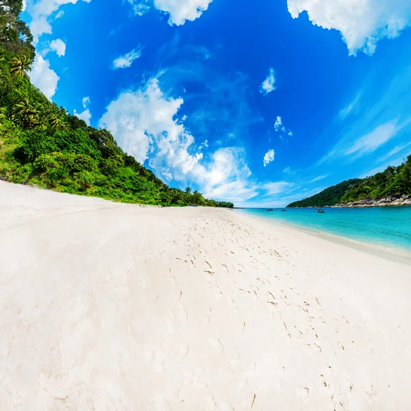 Zonnige tropisch strand — Stockfoto