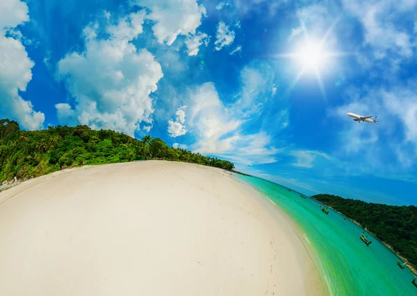 Güneşli tropikal plaj — Stok fotoğraf