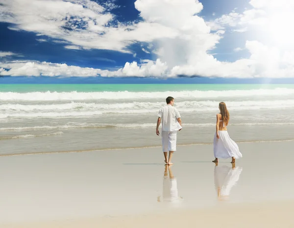 Casal na praia — Fotografia de Stock