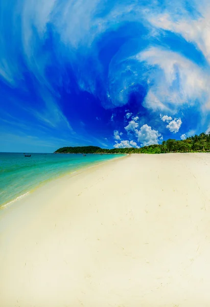 Солнечный тропический пляж — стоковое фото