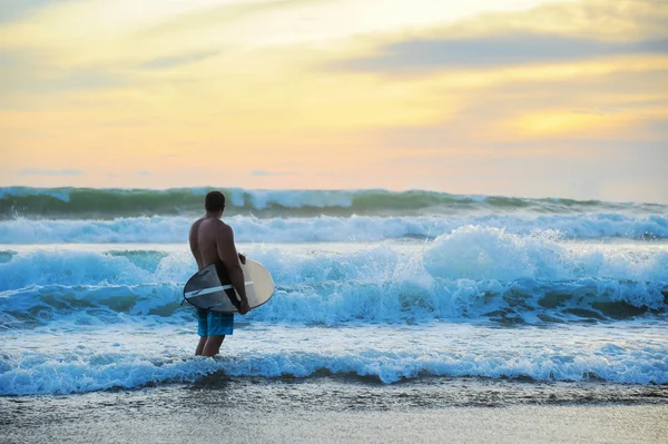 Surfer mit Brett — Stockfoto