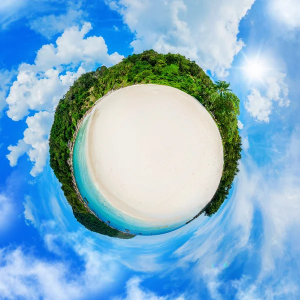 Mooie zonnige strand in de vorm van de planeet — Stockfoto