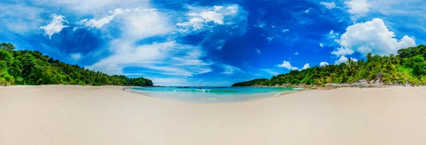 Zonnige tropisch strand — Stockfoto