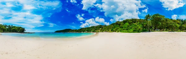 Soliga tropisk strand — Stockfoto