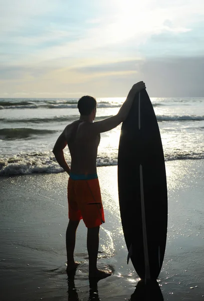 Surfer mit Brett — Stockfoto