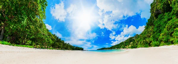 Zonnige tropisch strand — Stockfoto